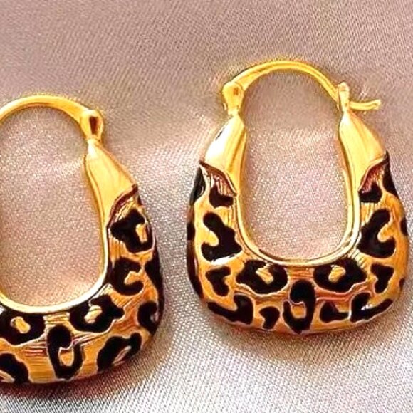 LEOPARD PRINT IN GOLD AND BLACK EMBOSSED ON GOLD DIPPED EARRING GEOMETRIC HOOP - Picture 2 of 3